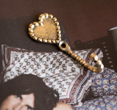 Handgefertigter Saachi Herzhaken