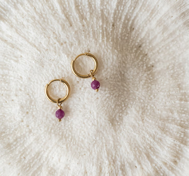 TILTIL set van 2 Love Gemstone Earrings Goud Ruby