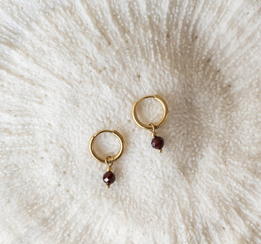 TILTIL Set aus 2 Love Edelstein Ohrringen Gold Granat
