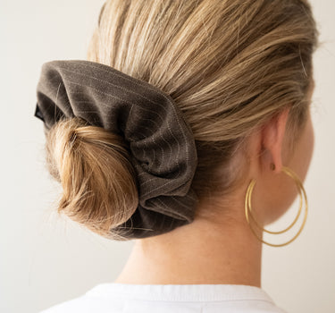 TILTIL Knitted Stripe Scrunchie Bruin