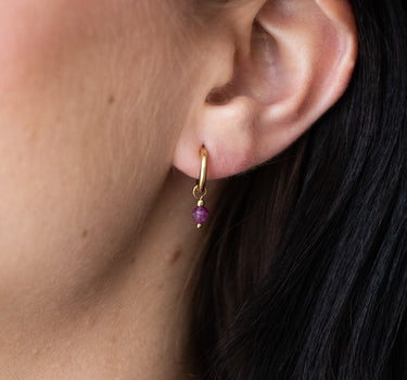 TILTIL set van 2 Love Gemstone Earrings Goud Ruby