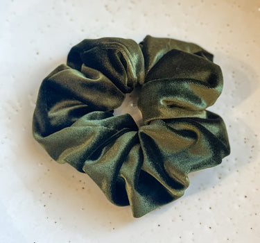 Haargummi aus olivgrünem Samt