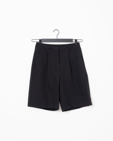 Passi Knee Shorts Black - Things I Like Things I Love