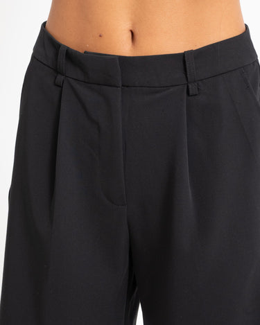 Passi Knee Shorts Black - Things I Like Things I Love