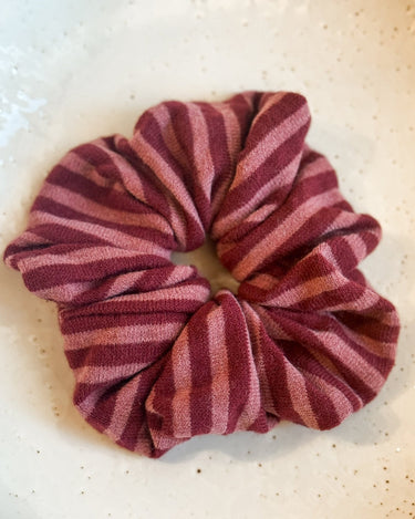 Scrunchie Knitted Red/Pink Stripy - Things I Like Things I Love