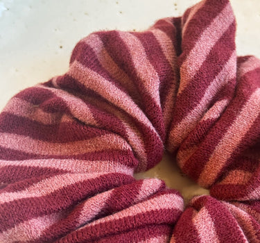 Scrunchie Knitted Red/Pink Stripy - Things I Like Things I Love