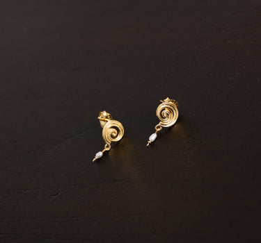 Swirl stud tiny pearl Gold - Things I Like Things I Love