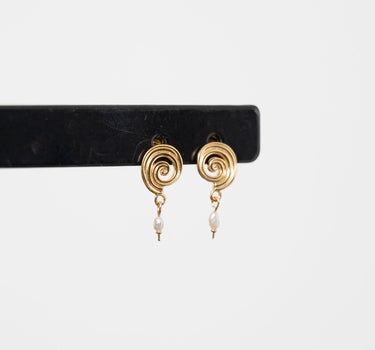 Swirl stud tiny pearl Gold - Things I Like Things I Love