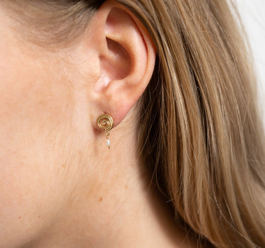 Swirl stud tiny pearl Gold - Things I Like Things I Love