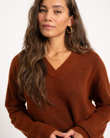 TASSA V - NECK KNIT Brandy Brown - Things I Like Things I Love