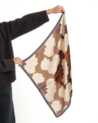 TILTIL Flo Flower Scarf Satin Bruin - Things I Like Things I Love