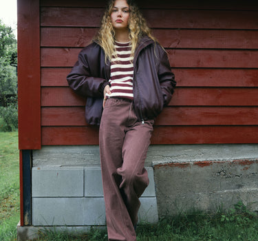 TILTIL Missy HR Relaxed Seam Jeans Bordeaux - Things I Like Things I Love