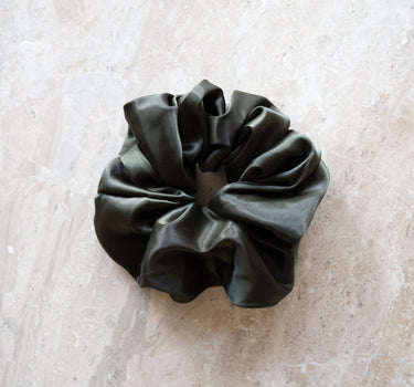 TILTIL Nellie Scrunchie Satin Olijf - Things I Like Things I Love
