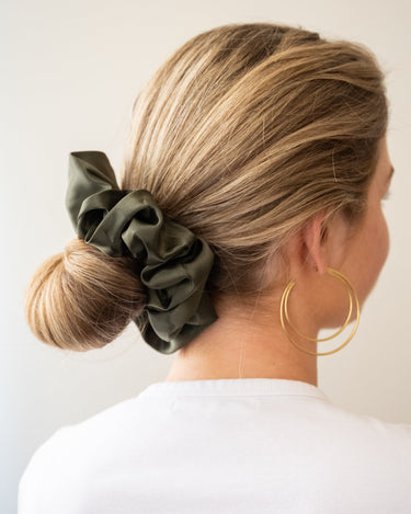 TILTIL Nellie Scrunchie Satin Olijf - Things I Like Things I Love