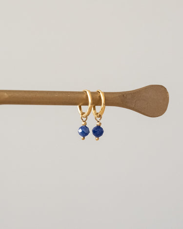 TILTIL Set van 2 Love Gemstone Earrings Gold Sapphire - Things I Like Things I Love