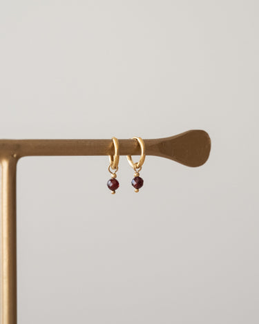 TILTIL set van 2 Love Gemstone Earrings Goud Garnet - Things I Like Things I Love