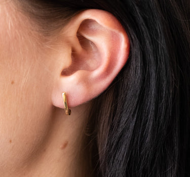TILTIL Set van 2 Ruby Stud Earrings Goud - Things I Like Things I Love