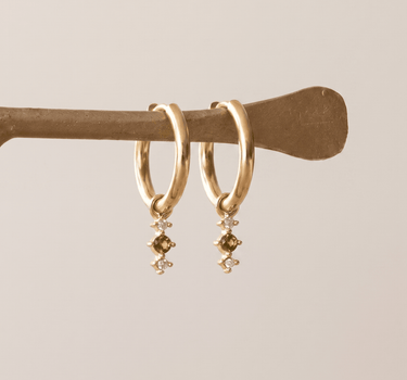 TILTIL Set van 2 Sage Trio Zircon Earrings Goud - Things I Like Things I Love