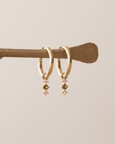 TILTIL Set van 2 Sage Trio Zircon Earrings Goud - Things I Like Things I Love