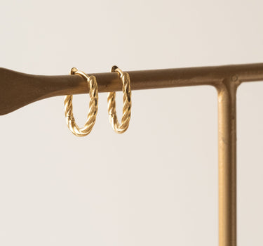 TILTIL Small Oval Twisted Hoop Goud - Things I Like Things I Love