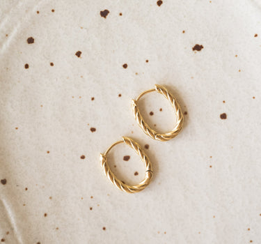 TILTIL Small Oval Twisted Hoop Goud - Things I Like Things I Love
