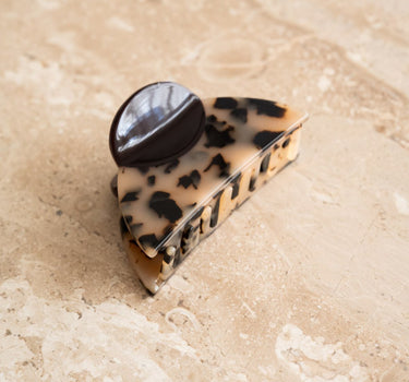 TILTIL Tove Two Toned Claw Clip Zand - Things I Like Things I Love