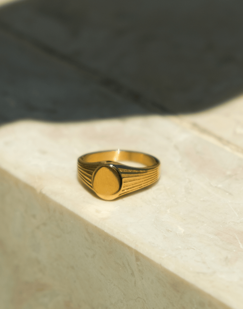 Bea Signet Ring Gold - Things I Like Things I Love