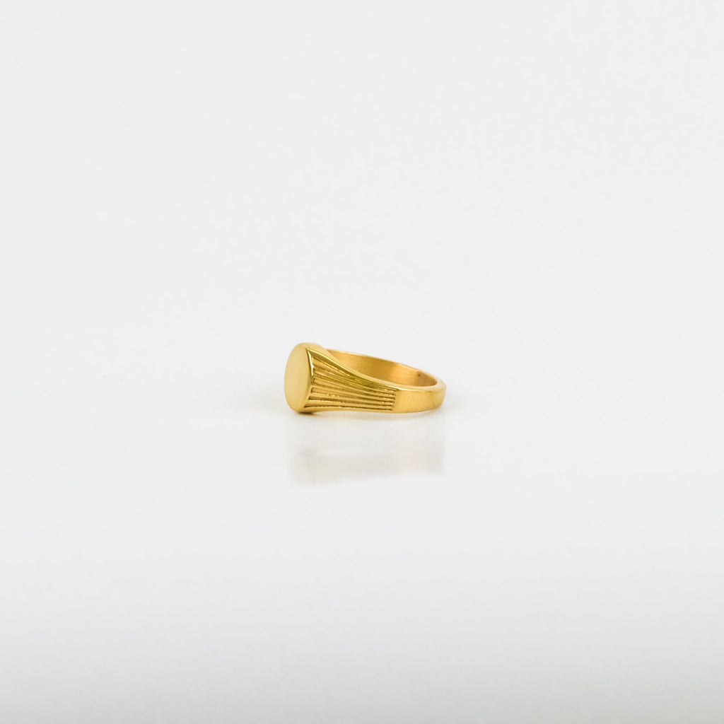 Bea Signet Ring Gold - Things I Like Things I Love
