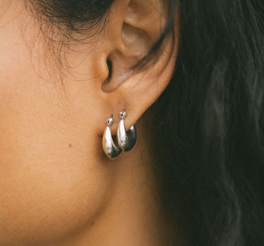 TILTIL Hoop Huggie Silver - Things I Like Things I Love