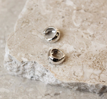 TILTIL Single Hoop Mini Hugger 925 Silver - Things I Like Things I Love